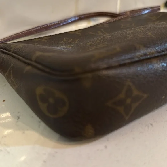 Louis Vuitton Monogram Pochette - Picture 2 of 9